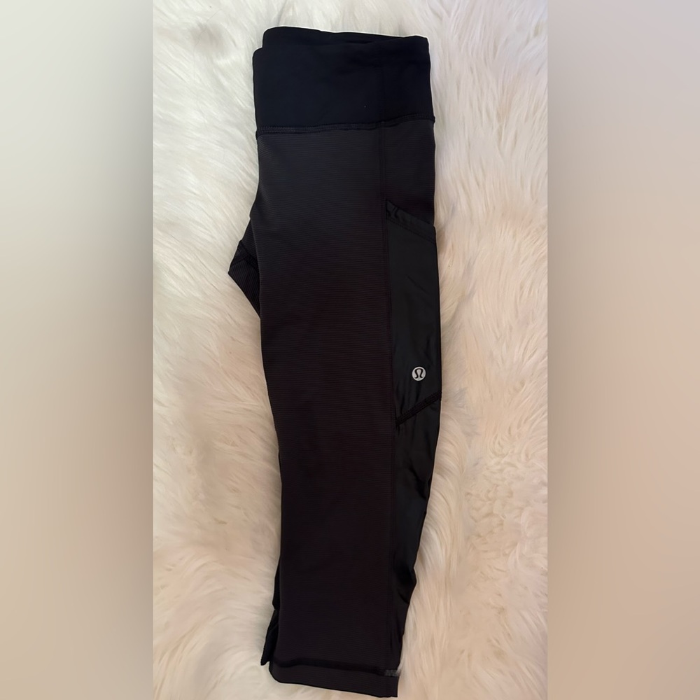 Lululemon RARE Cropped shine Sz 4
